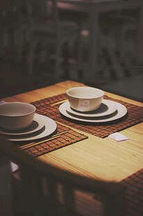 静谧餐桌的精致餐具