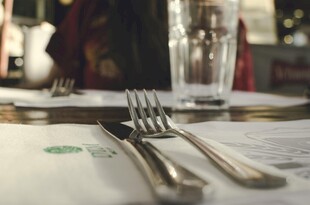 餐桌上的金属餐具