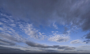 广阔天空下的云层景观