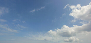 晴朗蓝天与飘浮白云