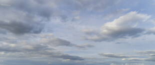 天空中的层叠云朵