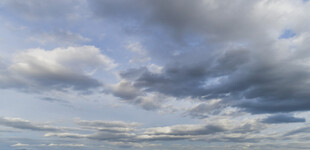 天空中飘浮的大片云朵