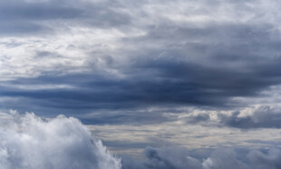 天空中厚重云层景观