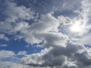 蓝天白云下的耀眼阳光