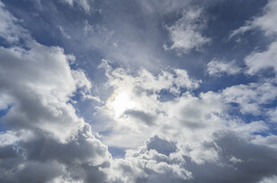 蓝天白云间的耀眼阳光