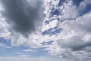 天空中飘浮的厚重云朵