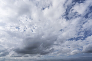 天空中翻滚的厚重云层