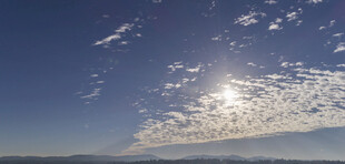 晴朗天空下的耀眼日光