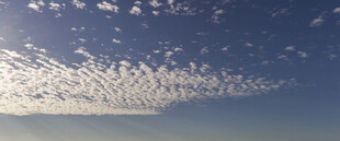 蓝天之上的絮状云朵