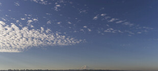 蓝天飘絮状白云美景