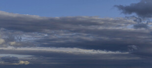 天空中的层叠云朵