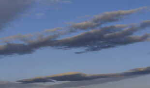 蓝天中的层叠云朵