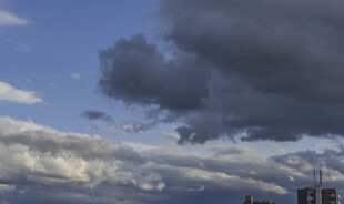 天空中厚重云层景观