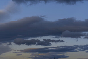 傍晚天空中的层叠云朵