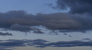 傍晚天空中的厚重云层