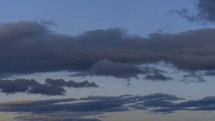 傍晚天空中的层叠云朵