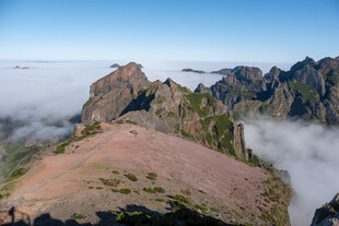 云雾缭绕的壮丽山峰景观