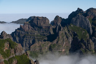 云雾缭绕的壮丽山峰