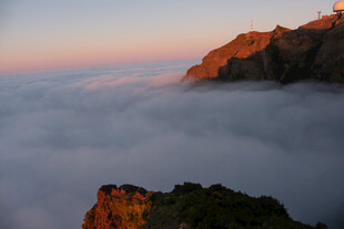 山巅云海日出壮丽景观