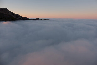 云海之上的壮丽日出景观