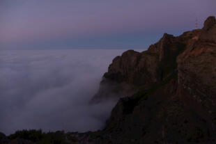 云海中的险峻山峰