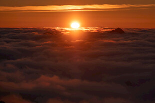 云海之上的壮丽日出