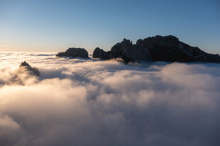 云海之上的壮丽山景