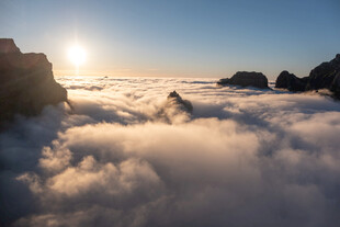 云海之上的壮丽日出景观