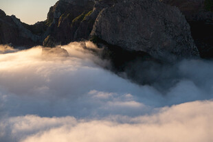 云海中的嶙峋山石
