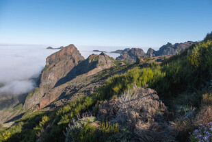 山峦云海间的壮美风光