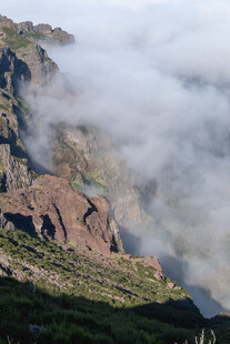 山间云雾中的绚丽彩虹