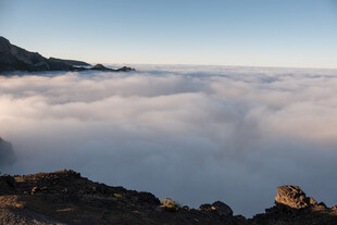 云海之上的壮丽山景