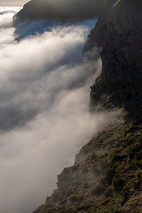 云雾缭绕的壮丽悬崖景观