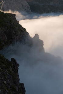 山间云雾缭绕的壮美景色