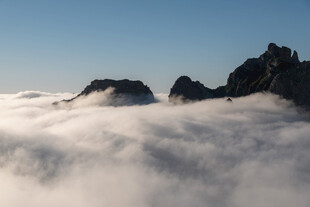 云海中的巍峨山峰