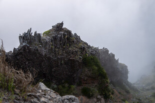 云雾缭绕的嶙峋山峰