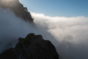 云海中的巍峨山峰