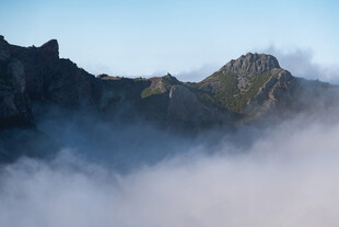 云雾缭绕的壮丽山峦