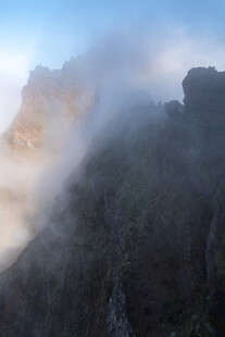 云雾缭绕的壮丽山峦