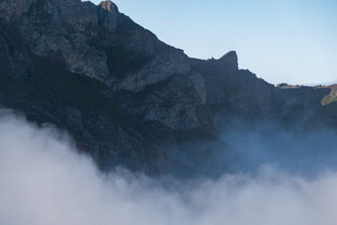 云雾缭绕的巍峨山峰