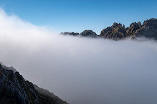 云海中的壮丽山峦