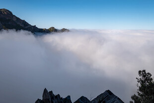 云海中的山峦美景