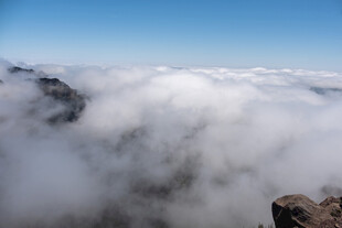 云海翻腾于山峦之巅