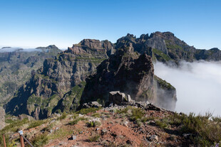 壮丽山景云雾缭绕