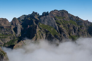 云雾缭绕的壮丽山峰
