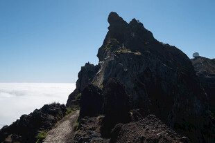 巍峨山峰耸立于云海之上