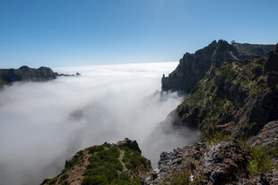 云雾缭绕的壮丽山间景色