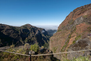 山间美景 木栏相伴赏风光