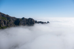 云海中的巍峨山峦