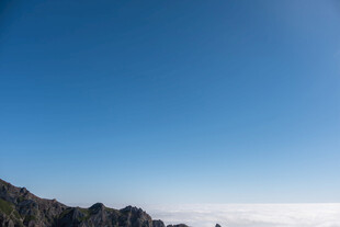 高山云海间的壮丽蓝天